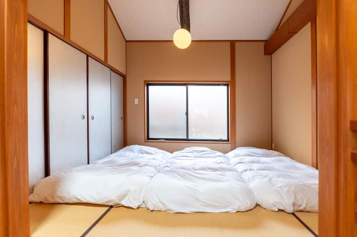 Obe spálne na poschodí majú super pohodlné futóny na podlahe tatami. Počet futónov v každej izbe môžeme upraviť v závislosti od počtu hostí. Na fotke sú maximálne tri.