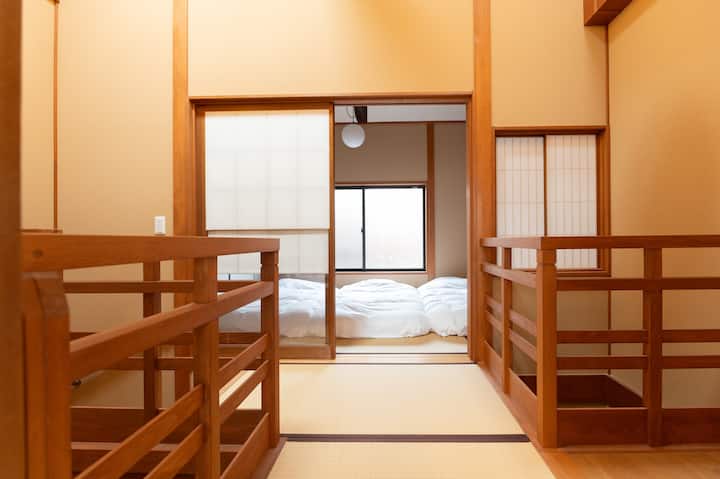 Obe spálne na poschodí majú super pohodlné futóny na podlahe tatami. Počet futónov v každej izbe môžeme upraviť v závislosti od počtu hostí. Na fotke sú maximálne tri.