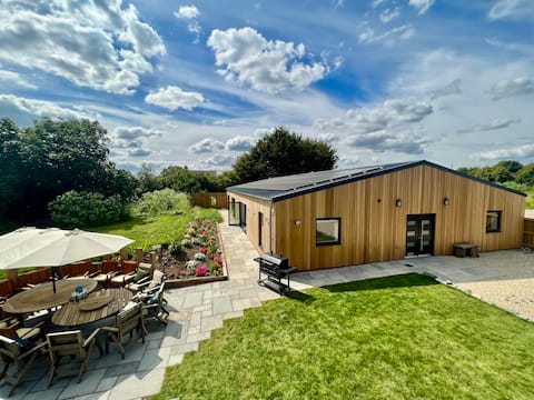 Hot Tub, Heated Pool, Cinema & Bespoke Bar