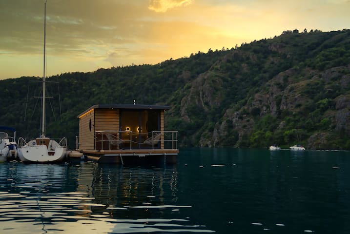 Entire home with 1 bedrooms in Saint-Etienne - Houseboat By Noma