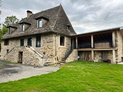 8-person cottage with hot tub near Aurillac