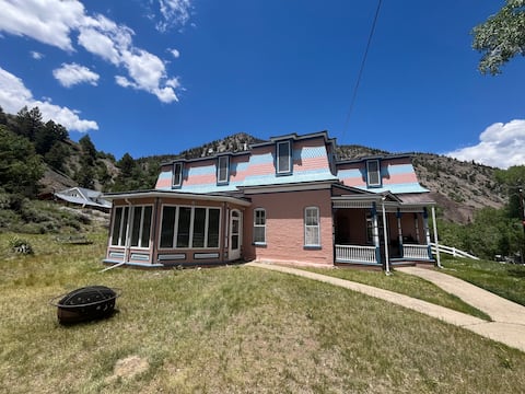 Victorian Mansion (Walk to Downtown)