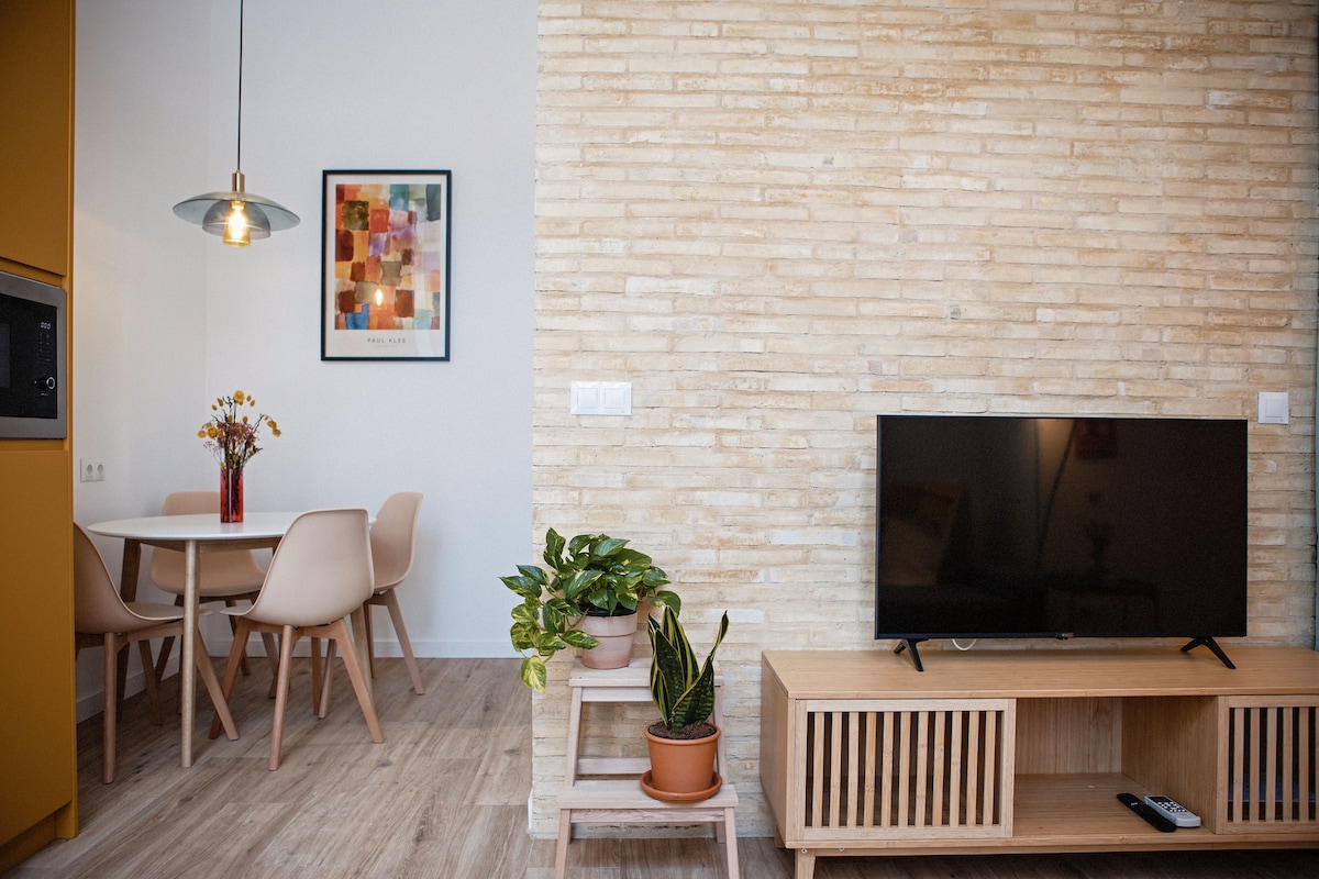 Popular Airbnb listing: Lofts J.Mª Orense E. Modern and close to the beach. in Algirós