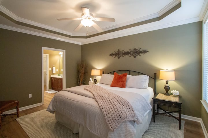 غرفة نوم رئيسية كبيرة في الطابق الأول وخزانة ملابس وحمام رئيسي.