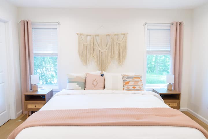 Krevati ynë dopio "king" është JASHTËZAKONISHT I rehatshëm. Kjo suitë ka një dollap të madh dhe banjë të plotë me një dush 3' x 6' me kokë shiu