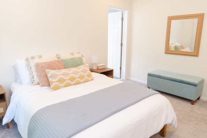 Dhoma e gjumit në katin e dytë është gjithashtu një dhomë gjumi në suitë me dollap dhe banjë të plotë