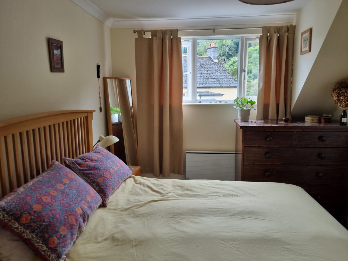 Svetlá tichá manželská spálňa s priestorom na šatník