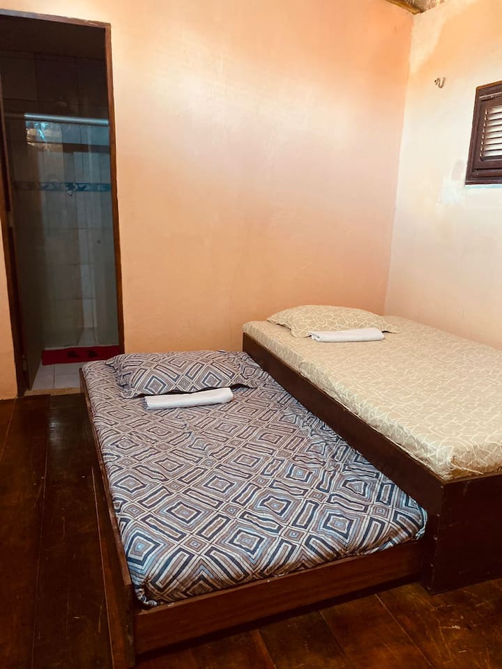 Suite en el entresuelo, con una escalera de madera muy cómoda. Biombo de madera artesanal con puerta de plástico. 
Baño privado. Sanitario con pequeña ducha atracada.  
Dos camas de madera, tipo soltero/viuda, con bisagras una debajo de la otra.