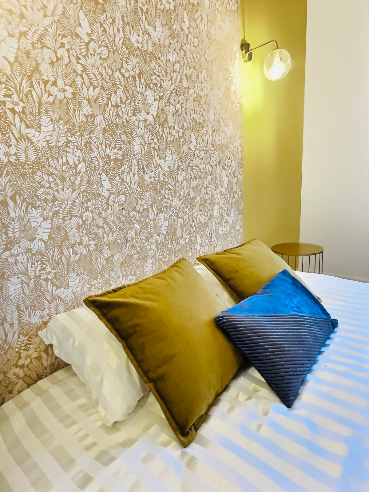 ห้องนอนขนาดใหญ่พร้อมเครื่องนอนมืออาชีพขนาดควีนไซส์และห้องแต่งตัว