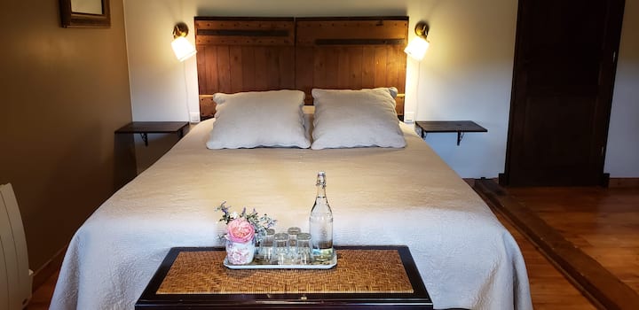  4 personnes (25m2)
1x Lit Queen 2 x Lit Simple
La Couturière est située au 1er étage et exposée au sud avec vue sur la campagne. Une salle d'eau avec douche et WC,  un lit de 160, 2 lits de 90. Ligne de lit, sèche-cheveux  
