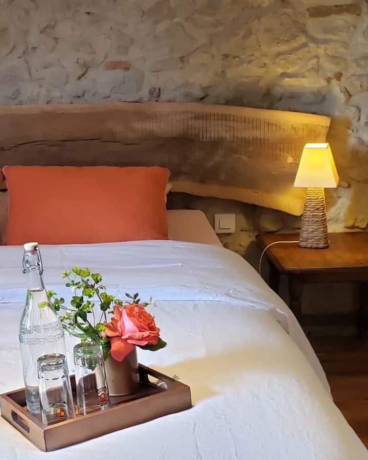 2 personnes
20 m2
1x Lit Queen
La chambre de l’Épicier est située au 1er étage et exposée au sud  avec vue sur la campagne.
Un lit de 160, linge de lit, une salle d'eau avec douche et WC, un sèche-cheveux