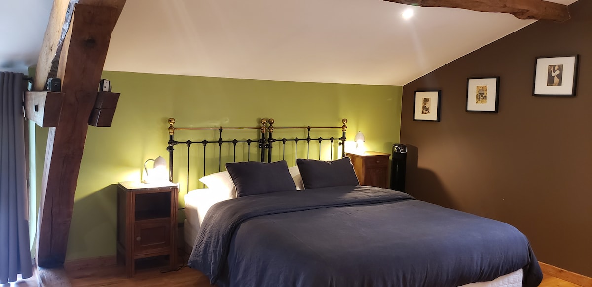 Со капацитет за 3 лица, собата на фотографот се наоѓа на 1 кат и е свртена кон запад / север, со поглед кон градината, селото и замокот. Има туш кабина со туш и WC,  1 кревет од 160 и 1 кревет од 90.