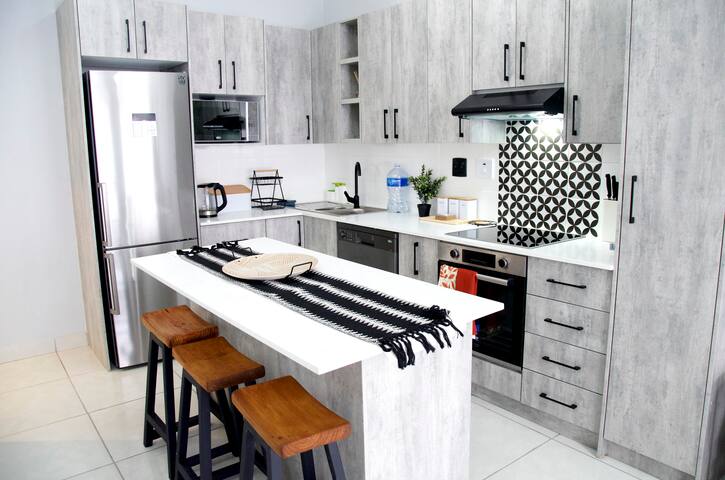 Modern stylish home in Cape Town gallery image 2