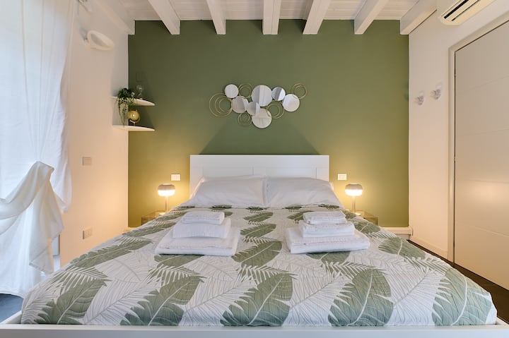 Camera da letto con comodo letto Queen Size e cuscini di diversa morbidezza per soddisfare ogni esigenza.