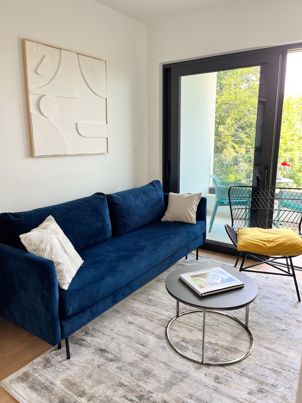 Dhoma e ndenjjes përbëhet nga një divan që mund të zgjatet, i cili mund të jetë gjithashtu një krevat për 1. Një televizor inteligjent, tavolinë kafeje dhe një karrige.