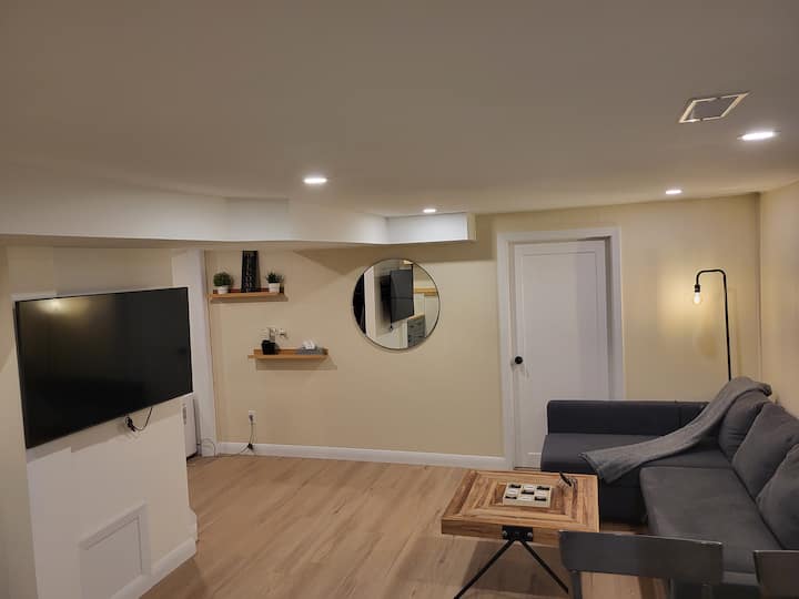 Modern 2br Suite -
River Walk - Private Enterance - オタワ