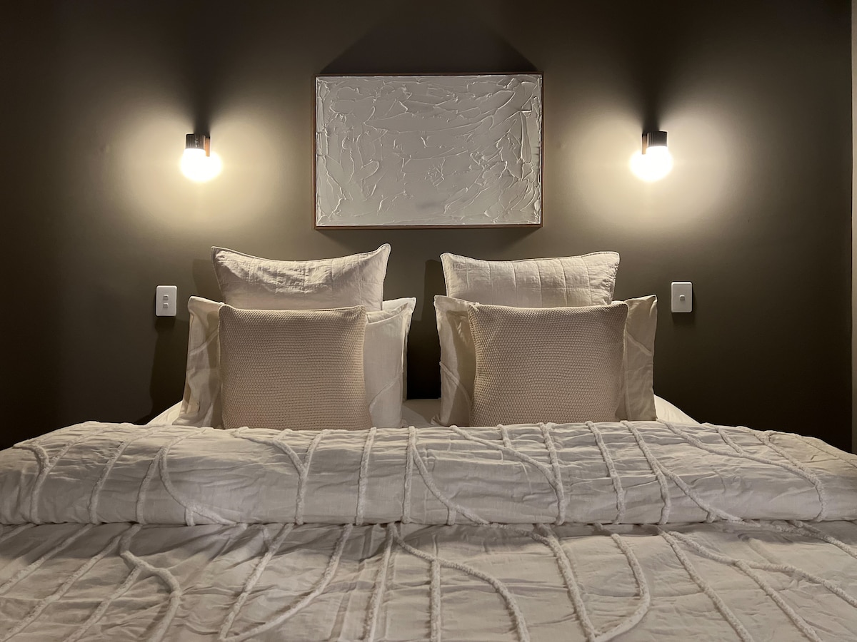 Მთავარი საძინებელი - საწოლი „King Bed“, რომელიც აგებულია სამოსითა და შიდა ეზოთი. 