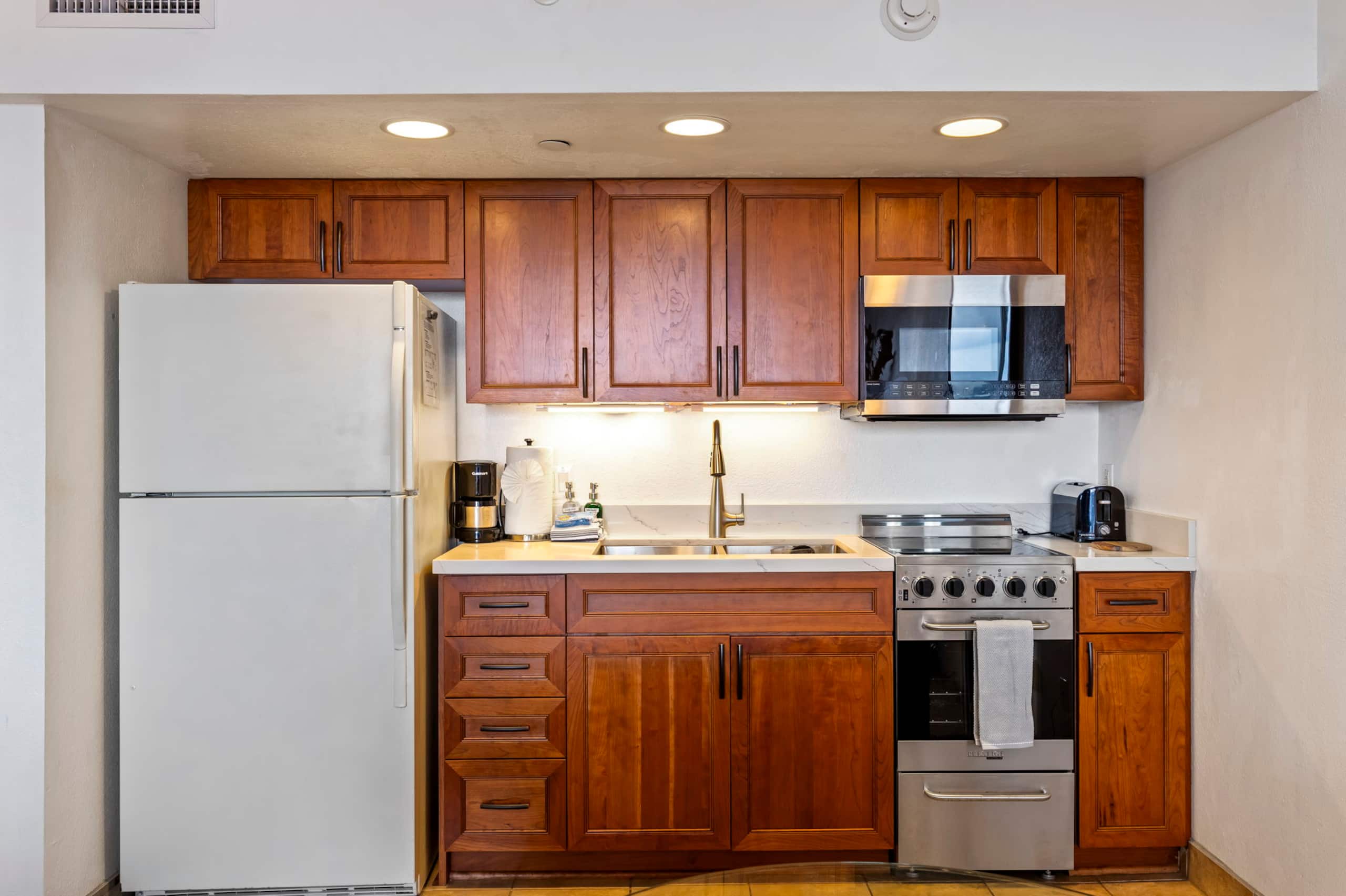 Condo in Lahaina · ★4.9 · Studio · 2 beds · 1 private bath - Image 14