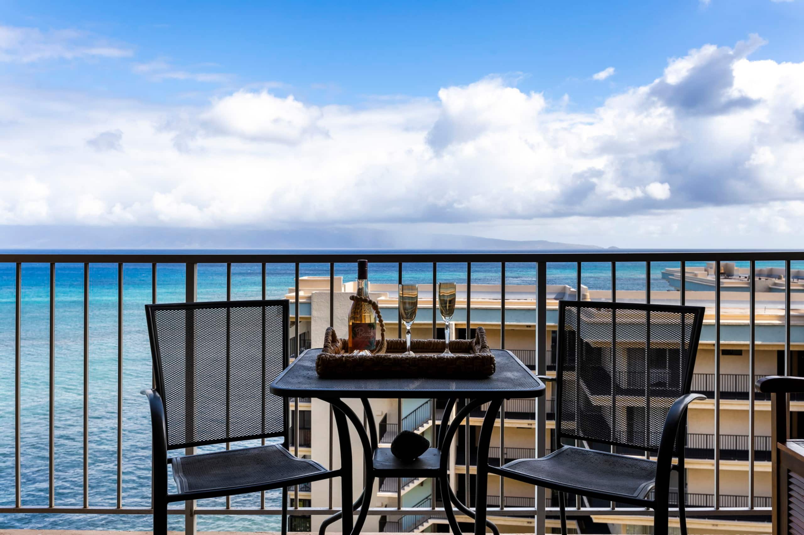 Condo in Lahaina · ★4.9 · Studio · 2 beds · 1 private bath - Image 2