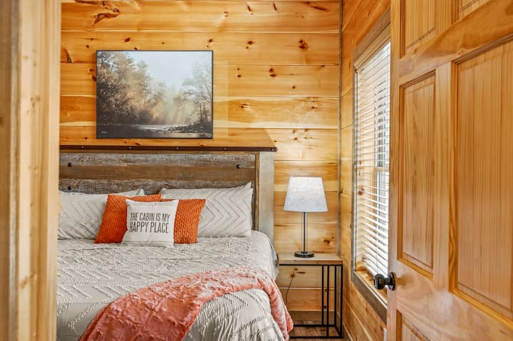 Táto útulná spálňa na poschodí má manželskú posteľ, inteligentnú televíziu a vlastnú kúpeľňu.