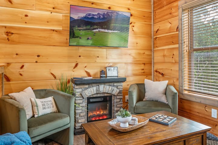 Couples Retreat | Hot Tub 2 King Suites Pets - Sevierville, TN