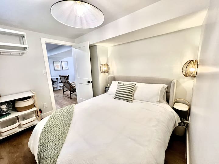 Bright, Private & Modern Urban Retreat - Toronto