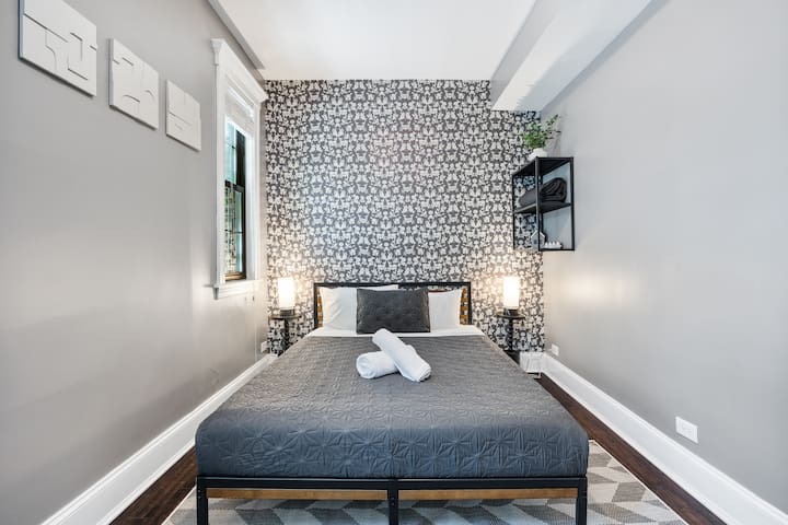 Wrigleyville 3BD Condo gallery image 2