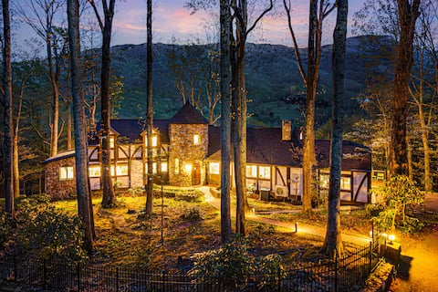 Hidden Castle: Secret Rooms~Hot Tub~Sleeps 20~NEW