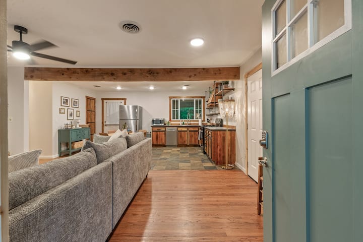 Rustic Charm Owasso | 2br •Big Backyard•near Tulsa - Owasso, OK