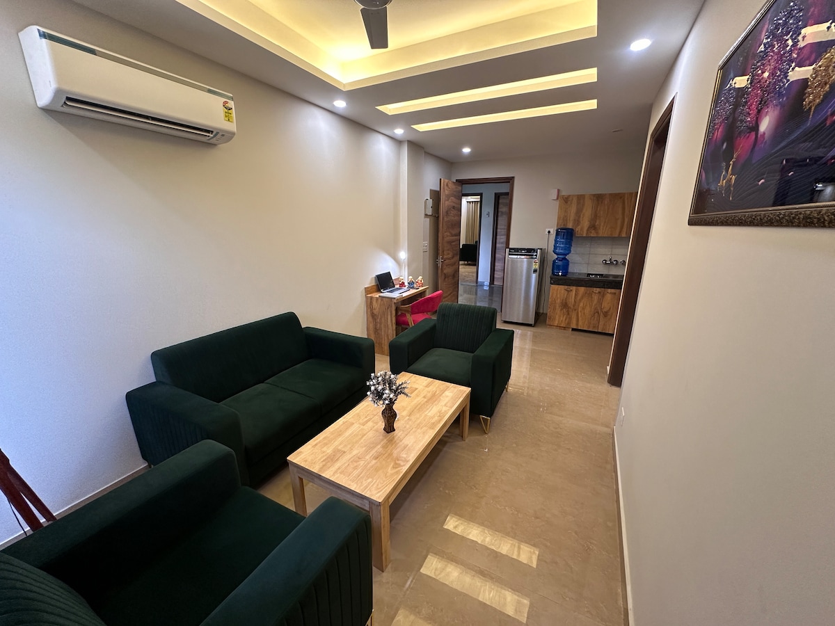 ادخل إلى ملاذك الخاص داخل شقتنا - غرفة معيشة ساحرة مع أريكة بأربعة مقاعد مصممة لتجعلك تشعر وكأنك في بيتك من لحظة وصولك. تقع بعيدًا عن صخب المدينة.