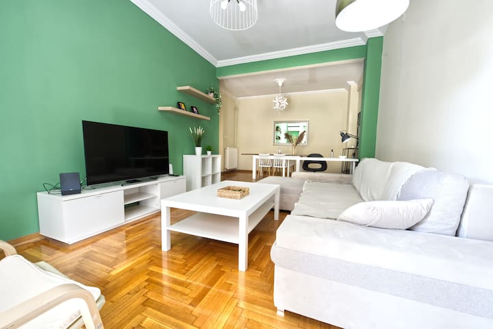 Huge ‘n’ Happy Apartment