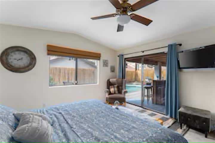 Te damos la bienvenida al dormitorio principal con vistas a la piscina y a las montañas.