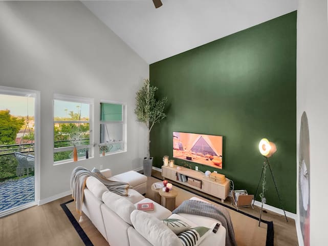 Central Mid-Wilshire | Elegant Family Townhome