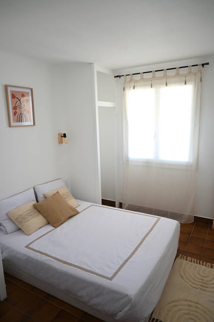 Prvá útulná spálňa s oknom s výhľadom na terasu a úložným priestorom. 