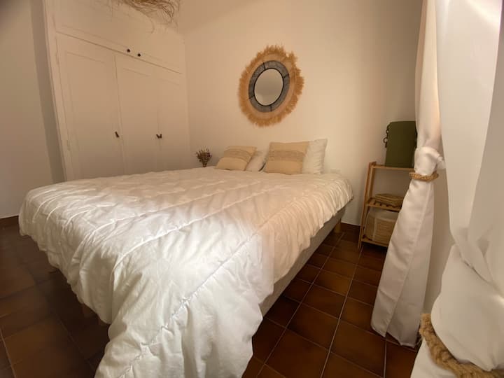 Pohodlná spálňa s manželskou posteľou a šatníkom