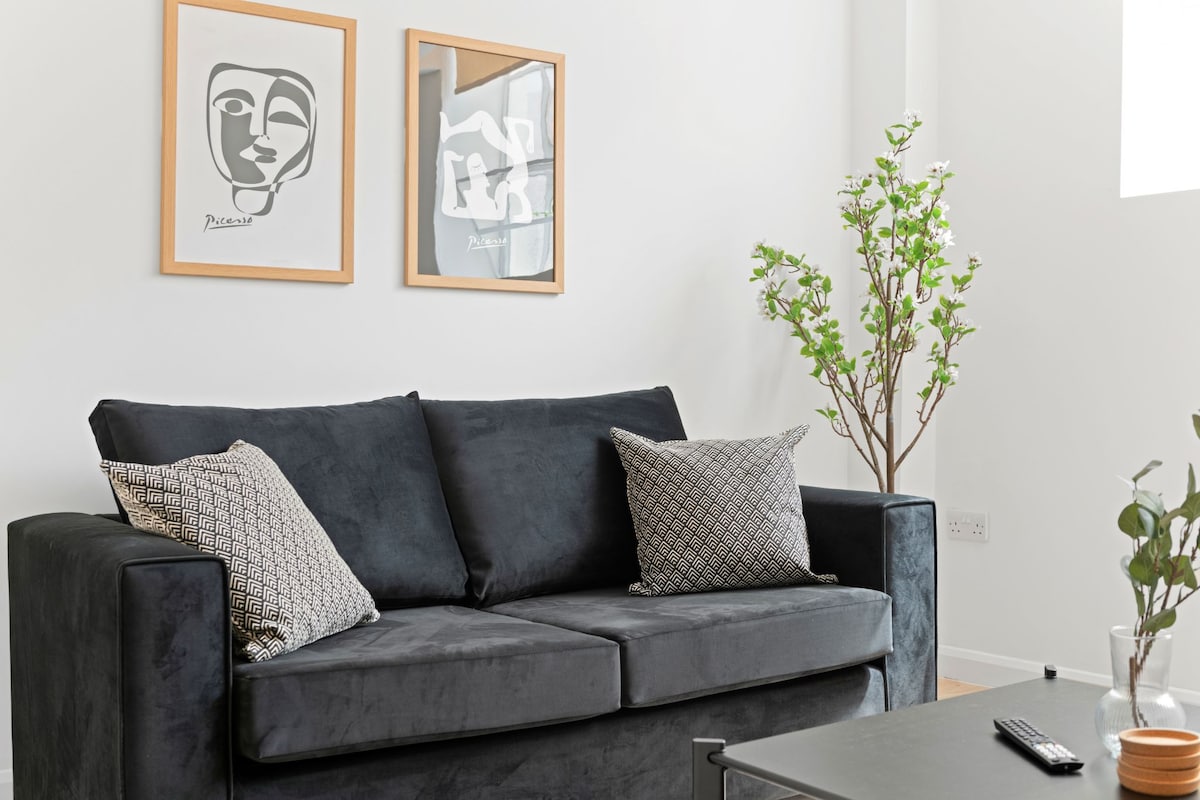 Სუფთა და დამამშვიდებელი — დასასვენებელი მისაღები ოთახი მრავალმხრივი გასაშლელი დივნითა და ჭკვიანი ტელევიზორით, რომელიც იდეალურია დასასვენებლად ან დამატებითი მყუდრო ძილისთვის.