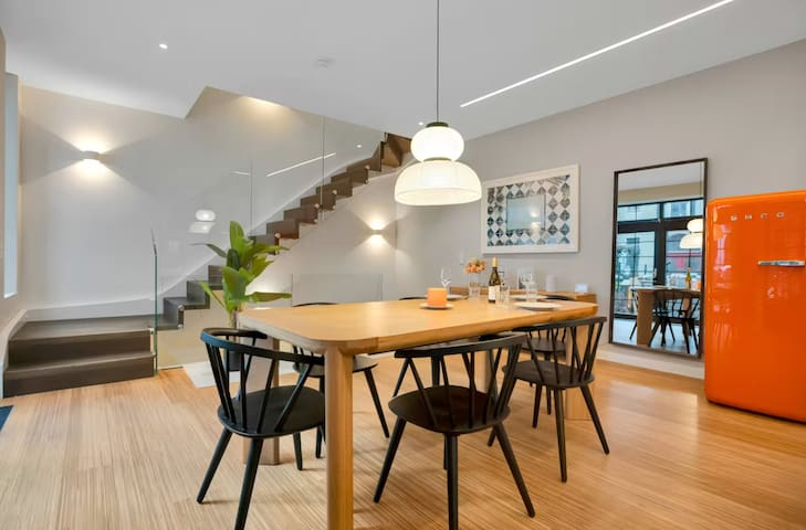 Spacious & quiet Townhouse, central, 2 baths, gym