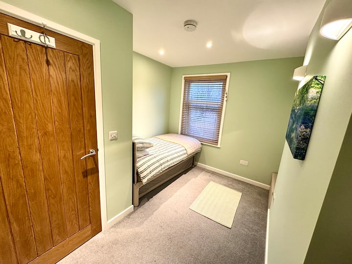 Úplne nová jednolôžková posteľ s hlbokými matracmi s výhľadom na park 