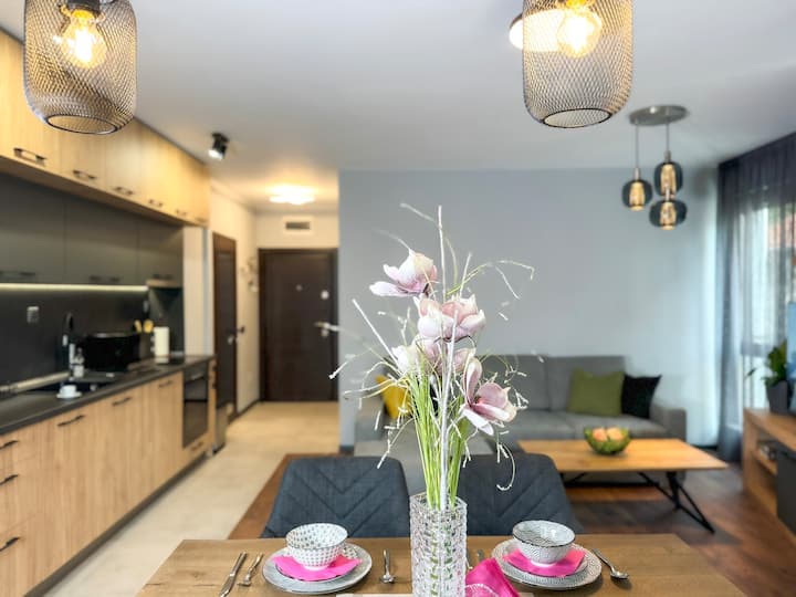 Modern! New! Metro Nearby!  Quiet Courtyard View! - Bulgaristan