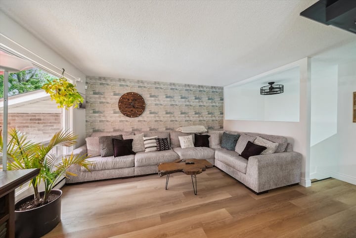 5 Bdrm Home With Pool And Private Lakefront - Georgina