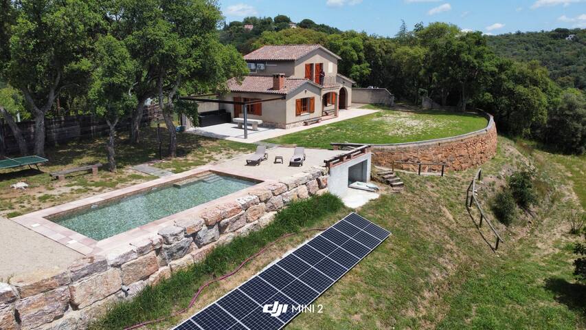 Masia Catalana en plena naturaleza con piscina