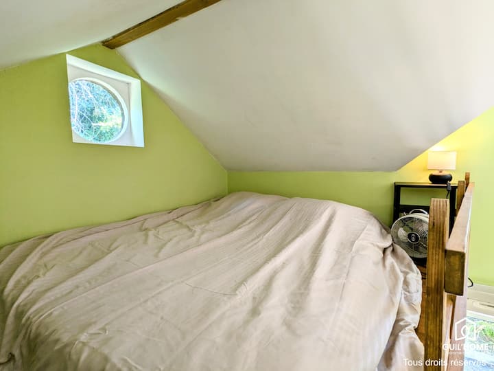 Dormitorio principal en altillo abierto en la sala de estar y accesible por una sólida escalera segura. El colchón es de 140 x 190 cm y se proporciona la ropa de cama.