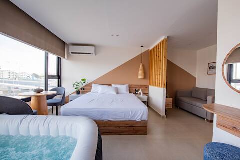Jacuzzi Paradise: Pyramids Panoramic View 503