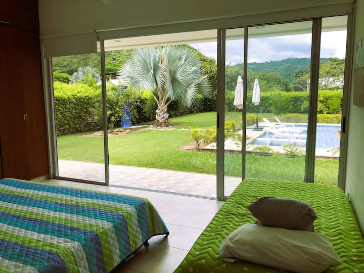 Vista del jardín exterior de la habitación 1, un par de años después, nuestra palma Madagascar ya toma vuelo, pero aún sigue siendo bebe pues tiene 3 metros de los 25 que puede alcanzar.