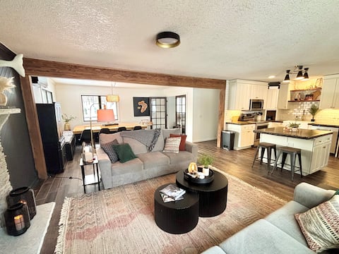 Cozy 5 BR Lake Getaway w/hot tub!