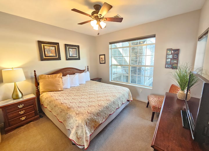 Spacious spare bedroom with Serta king bed, beautifully decorated, and full TV cable package!