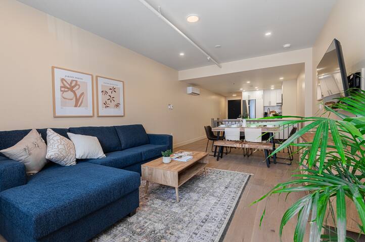 2BR Downtown Suite w/ Balcony