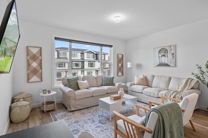 King Bed | Garage | 8 Guests | Close To Airport - Calgary