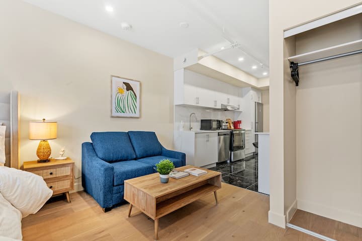 Central Suite W/ Balcony - Laval, Canadá