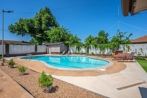 30 min to OU! 5BR with Private Pool and Hot Tub
